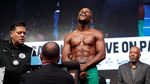 Foto: Sesi Timbang Badan McGregor-Mayweather Berlangsung Panas
