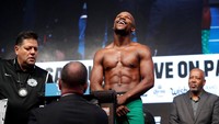 Mayweather dapat jatah kedua, Ia memiliki berat badan 149,5 pound (sekitar 67,8 kilogram). REUTERS/Steve Marcus.