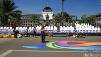 Gedung Sate jadi makin berwarna dengan adanya dekorasi karnaval. Foto: Wisma Putra/detikcom