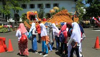 Kendaraan-kendaraan hias ada yang sudah mulai berkeliling. Tampilannya sungguh memukau. Foto: (Wisma Putra/detikcom).