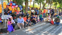 Pedagang pun tak menyia-nyiakan kesempatan. Di sisi jalan, pedagang makanan hingga balon berjejer rapi di dekat penonton. Foto: (Wisma Putra/detikcom).