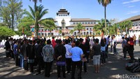 Meski baru akan dimulai pukul 14.00 WIB, tapi warga Bandung sudah berdatangan ke Gedung Sate. Kalau telat, bisa tak kebagian tempat nih. Foto: Wisma Putra/detikcom