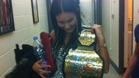 Devlin dikenal sangat mendukung profesi suaminya sebagai petarung MMA. Instagram @deedevlin1)