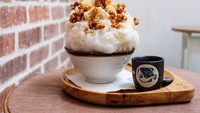 Kalau yang ini kakigori yang jadi sajian dessert Jepang. Sudah ada lebih dari 100 tahun dan mulai dibuat di tahun 1869 dan sangat populer di musim panas. Kakigori dibuat dari serutan es dan sirup. Dan dilengkapi dengan buah ceri, strawberry, matcha, melon, anggur dan juga susu kental manis.
