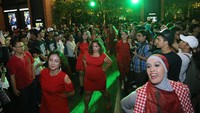Para calon penonton mengaku sudah tidak sabar dan penasaran dengan kelucuan yang akan disuguhkan Warkop. Foto: Hanif Hawari/detikHOT