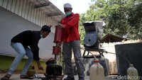 1 Kg sampah plastik dapat menghasilkan 1 liter bbm dengan ron setara premium.