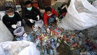 Sampah plastik dengan dimasak menggunakan alat khusus selama 45 menit dengan temperatur 250 derajat celcius.