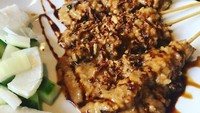 Atau cicipi sate ayam yang terkenal dari Nusa Dua London. Berbumbu kacang yang digerus kasar plus kecap manis. Mantap!Foto: Instagram: Nusa Dua London