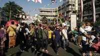 Panasnya matahari tak mengurangi antusiasme warga menonton karnaval. Foto: Baban Gandapurnama/detikcom