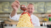 Ada lagi yang tak kalah unik. Es krim ini terlihat seperti tumpukan pasta Italia. Tumpukan spaghetti yang dibuat dengan es krim vanilla sedangkan saus carbonaranya terbuat dari beberapa topping pilihan sepetri saus kacang dan saus liquor.