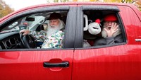 Muridnya terdiri dari lansia berjanggut putih yang akan belajar menjadi Santa (Christinne Muschi/Reuters)