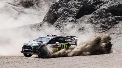 Foto: Aksi Ken Block Ngedrift di Atas Pasir