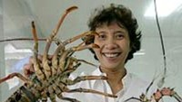 Susi dengan rambut ikalnya yang tampak pendek dan tipis tengah mengangkat dua ekor lobster. Seperti diketahui, sebelum menjadi Menteri, Susi merupakan seorang pebisnis ikan laut termasuk Lobster. (Sumber: Instagram)