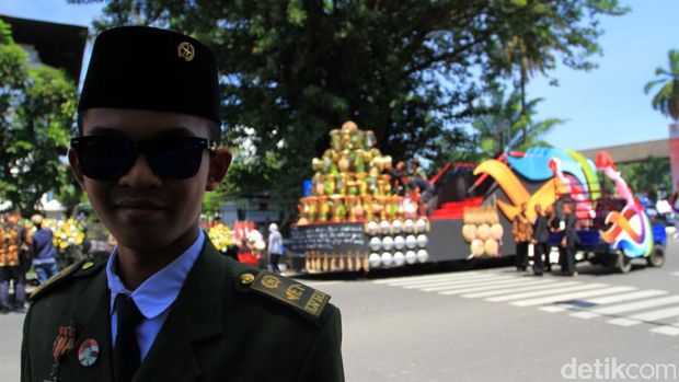 Bepenampilan ala Sukarno di Karnaval Kemerdekaan di Bandung.