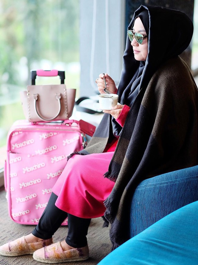 Anniesa Hasibuan tampak duduk di bisnis lounge dengan deretan barang bermereknya. Dia memakai sepatu Chanel dan membawa tas Moschino. (Foto: Instagram)