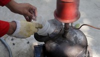 Warga memasak sampah plastik untuk dijadikan bahan bakar minyak di Rumah Inspirasi Subang Pertamina EP, Jawa Barat, Kamis (24/8/2017).