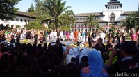Ribuan peserta karnaval tersebut berasal dari perwakilan budaya dari 13 provinsi, 20 kabupaten di Jawa Barat. Presiden Jokowi mengikuti karnaval ini. Foto: M Solehudin/detikcom