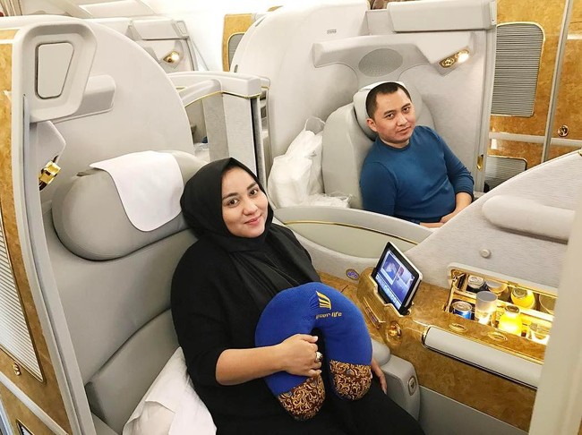 Anniesa Hasibuan bersama sang suami Andika Surachman tampak tersenyum manis saat duduk di kabin first class dalam penerbangan Emirates menuju New York. (Foto: Instagram)