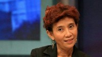 Masih dengan rambut ikalnya yang berwarna kecoklatan, Susi juga pernah menguncir rambutnya ke belakang sehingga terlihat pendek dari depan. (Sumber: Instagram)