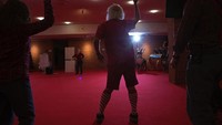 Selain itu, para lansia juga akan diajari untuk bermain trik sulap. Gurunya adalah Santa Leon McBryde, mantan badut profesional (Christinne Muschi/Reuters)