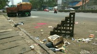 Namun kebanyakan trotoar berlubang. Ada pula trotoar yang dipenuhi sampah.