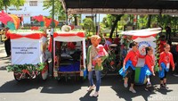 Selain mobil, ada becak juga loh yang dihias. Foto: Wisma Putra/detikcom