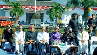 Berbeda dengan para Menteri dan pejabat kenegaraan lainnya, Basuki tampak membawa kamera digital di tangannya dan asik mengambil gambar. (Dok. Noorman/PUPR)