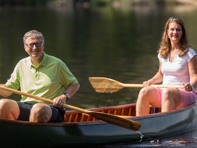 Demi menjaga privasi, di hari pernikahan keduanya Bill bahkan sampai memesan semua kamar hotel dan juga helikopter di pulau Maui untuk mencegah pengunjung tak diinginkan terbang menggunakannya. Foto: Bill Gates dan istrinya saat main kayak (Instagram/@melindafrenchgates)