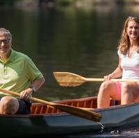 Demi menjaga privasi, di hari pernikahan keduanya Bill bahkan sampai memesan semua kamar hotel dan juga helikopter di pulau Maui untuk mencegah pengunjung tak diinginkan terbang menggunakannya. Foto: Bill Gates dan istrinya saat main kayak (Instagram/@melindafrenchgates)