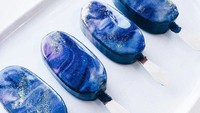 Pengguna Instagram bernama @Naturally.Jo ini membuat es krim galaksi. Gadis berusia 15 tahun ini membuat es krim yang sangat cantik dengan campuran santan, nektar kelapa, teh bunga telang dan jus blueberry. Mau coba?