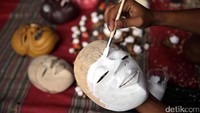 Topeng dijual dengan harga bervariasi antara Rp 50.000 hingga Rp 500.000.