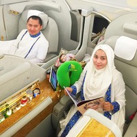 Alhamdulillah safety landing , our second home,” demikian Anniesa yang juga Presiden Direktur First Travel menulis di keterangan foto. Duduk di kabin first class bersama sang suami Andika Surachman, keduanya tiba di Jeddah untuk melakukan umrah. (Foto: Instagram)
