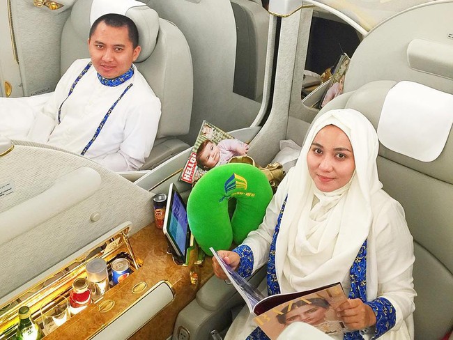 Alhamdulillah safety landing , our second home,” demikian Anniesa yang juga Presiden Direktur First Travel menulis di keterangan foto. Duduk di kabin first class bersama sang suami Andika Surachman, keduanya tiba di Jeddah untuk melakukan umrah. (Foto: Instagram)
