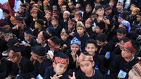 Acara diawali dengan nyanyian paduan suara oleh anak-anak sekolah dasar yang mengiringi paduan suara mahasiswa. 