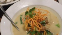Buat orang Jawa Tengah, ada sajian lodeh labu siam dan terong yang sedap. Makin enak dimakan dengan nasi hangat!Foto: Instagram: Nusa Dua London