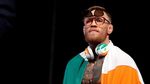Foto: Sesi Timbang Badan McGregor-Mayweather Berlangsung Panas
