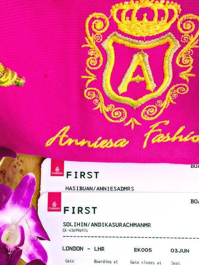 Anniesa Hasibuan dan Andika Surachman lebih sering memilih penerbangan first class saat berpergian. Saat akan menggelar fashion show pertamakalinya di London pada 2015 pun dia duduk di kabin first class. (Foto: Instagram)