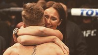 Devlin dikenal sebagai sosok yang setia. Dia sudah berada di sisi McGregor sejak dia belum setenar dan sekaya sekarang ini. (Instagram @deedevlin1)