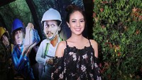Ada juga sepatu hitam yang membuat gaya santainya begitu terlihat. Foto: Hanif Hawari/detikHOT