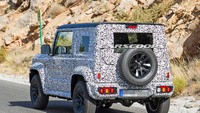 Hal tersebut bisa dilihat dari beberapa foto yang dilansir Carscoops, produsen asal Jepang itu tampak sedang mengetes  Jimny terbaru yang masih ditutupi kamuflase. Foto: Carscoops