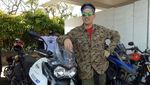 Dengan Jas Hujan, Gaya Kevin Julio Riding Temui Jokowi