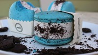 Jika ingin menikmati macaroon yang agak berbeda, Anda bisa mencoba ini. Macaroon yang berisi es krim dingin ini bisa jadi dessert enak. Macaroon berwarna biru dengan isian es krim vanilla dan ereo sangatlah enak.