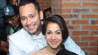 Pelukan Tora Sudiro untuk Mieke Amalia. Foto: Palevi S/detikHOT