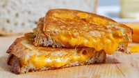 Grilled Cheese yang satu ini dibuat dengan cara yang sangat sederhana, cukup memanggang roti dan natural cheese.