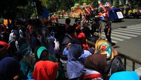 Beramai-ramai warga menunggu dengan tertib di sepanjang jalan yang akan dilalui peserta karnaval. Meski cuaca cukup panas, warga tampak semangat menantikan karnaval yang merupakan rangkaian dari perayaan HUT RI. Foto: (Wisma Putra/detikcom).