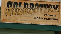 Malah traveler juga bisa menemui tur wisata berburu emas di Dawson City. Paket wisata ini cukup populer ditawarkan di Dawson City (Ryan MacDonald/BBC Travel)