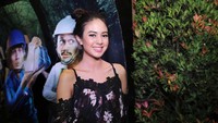 Kekasih Ello itu tampak santai dengan rambut yang diikat ke atas. Foto: Hanif Hawari/detikHOT