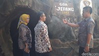 Gua ini memiliki lebar 2,5 meter. Awal ditemukan beberapa tahun lalu, gua ini penuh kalelawar dan banyak kayu-kayu penyanggah yang mungkin sebagai alat bantu pembuatan. Kondisinya sangat seram (Muhajir Arifin/detikTravel)