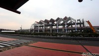 Dimulai dari track A dari Terminal 3 ke Terminal 2 dan sebaliknya dengan panjang 1.700 meter, baru kemudian diteruskan ke Terminal 1. Tahap selanjutnya ialah menghubungkan Terminal 1, 2, 3, dan integrated building yang terkoneksi dengan stasiun kereta bandara dengan total panjang lintasan dual track 3.050 meter atau 3 kilometer.