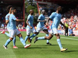 Sterling Menangkan City, Merayakan bersama Suporter, Lalu Dikartu Merah
